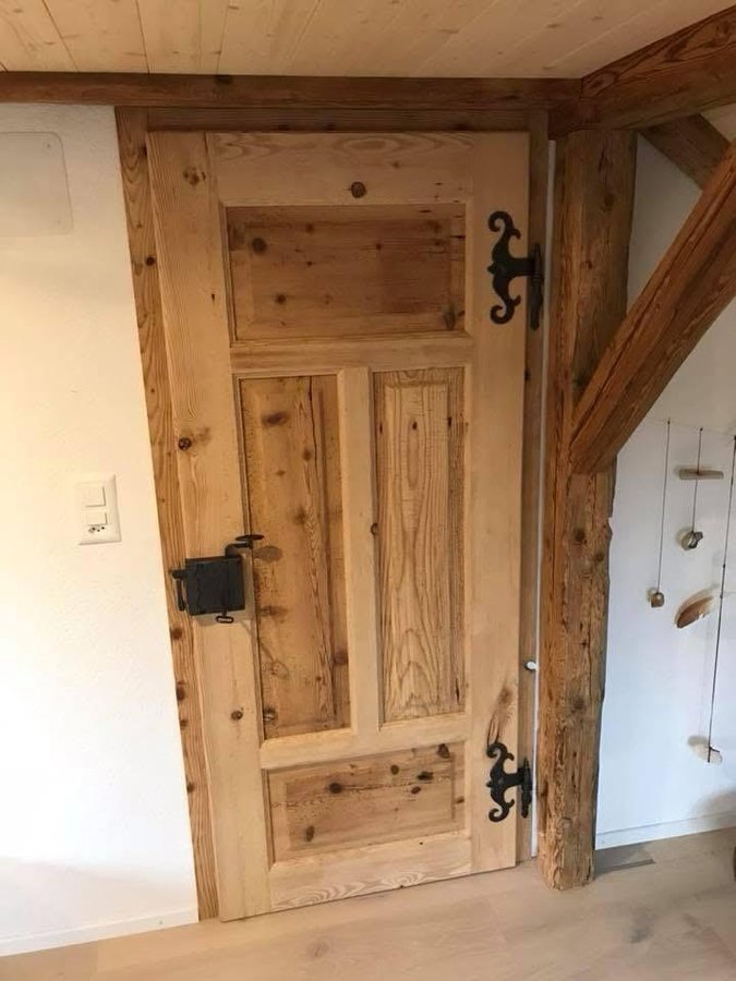 Massgeschneiderte Holztür mit traditionellen Beschlägen